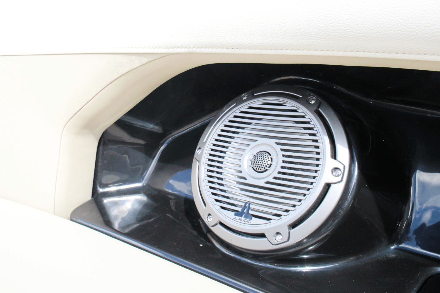 Slide: The Image of Boston Whaler 240 Vantage 2025 - 36