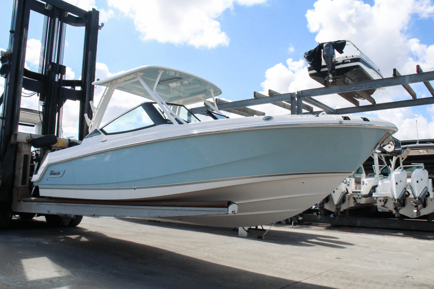 Slide: The Image of Boston Whaler 240 Vantage 2025 - 4