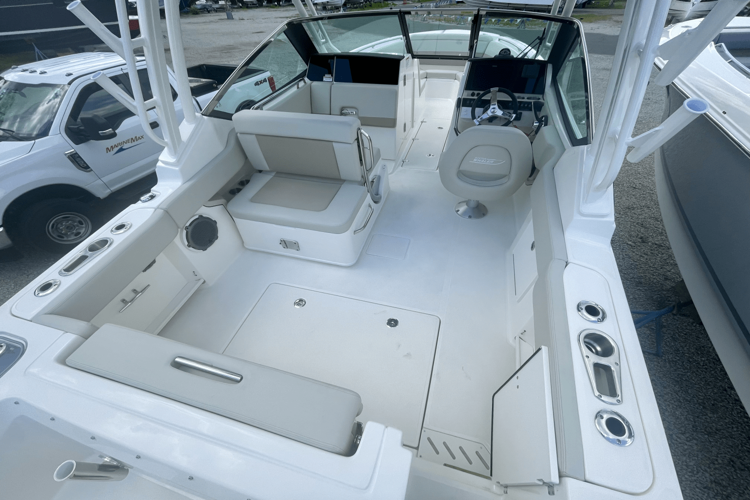 Slide: The Image of Boston Whaler 240 Vantage 2025 - 4