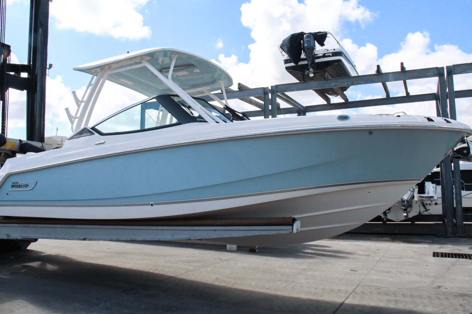 Slide: The Image of Boston Whaler 240 Vantage 2025 - 5