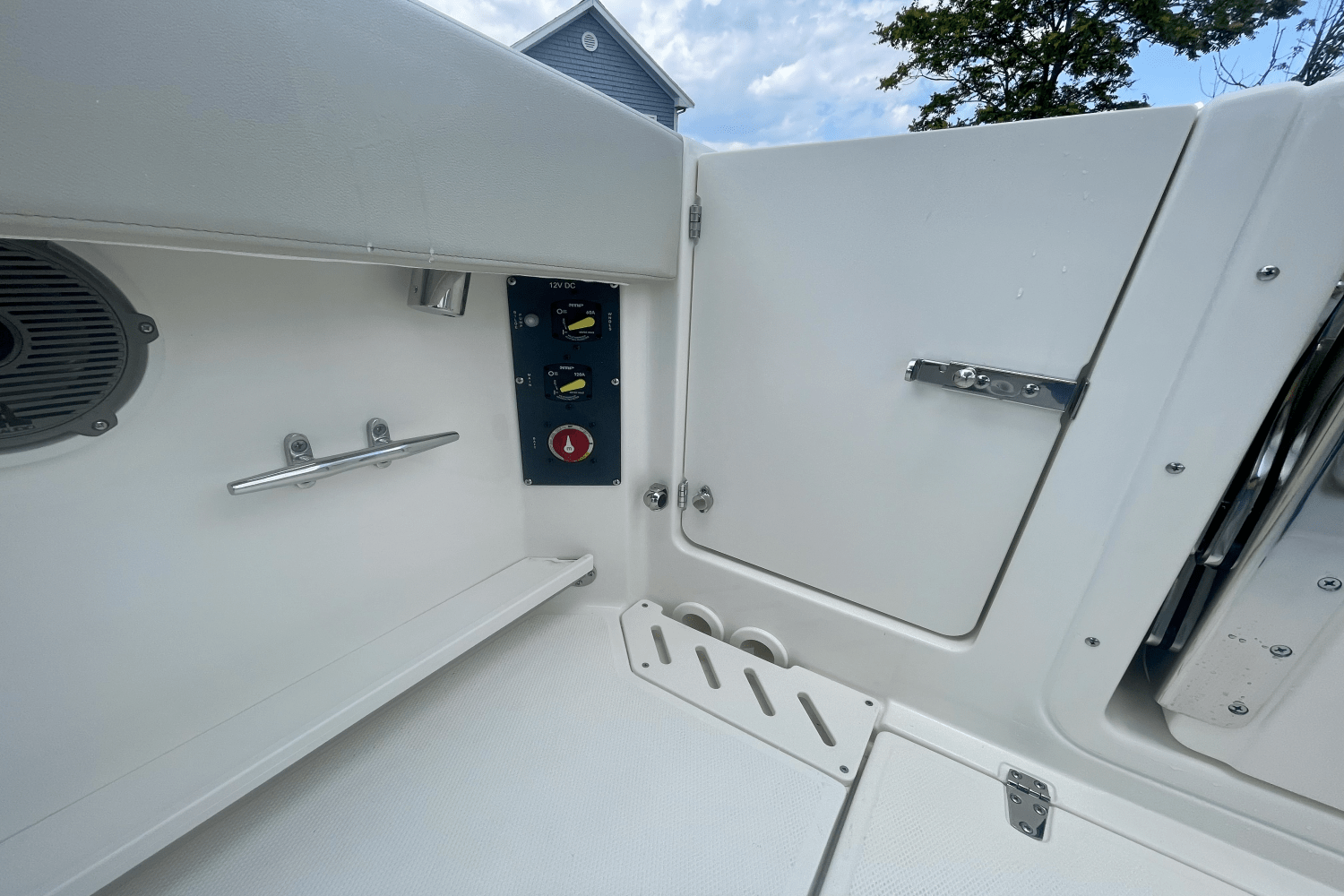 Slide: The Image of Boston Whaler 240 Vantage 2025 - 5