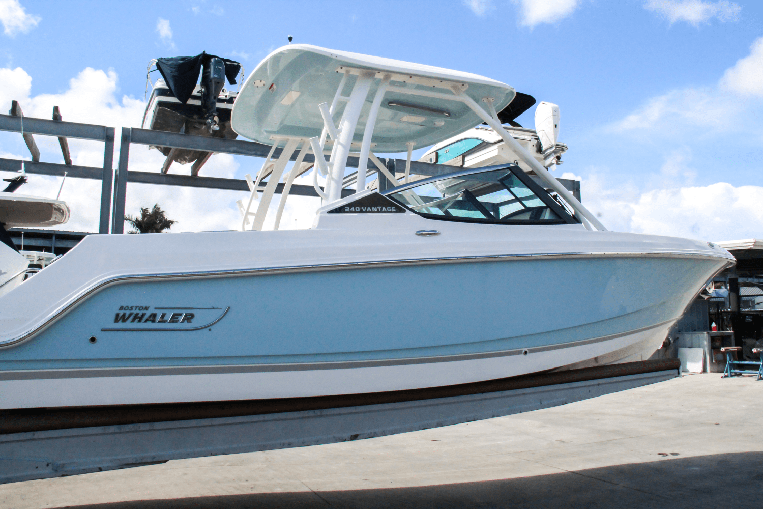 Slide: The Image of Boston Whaler 240 Vantage 2025 - 6