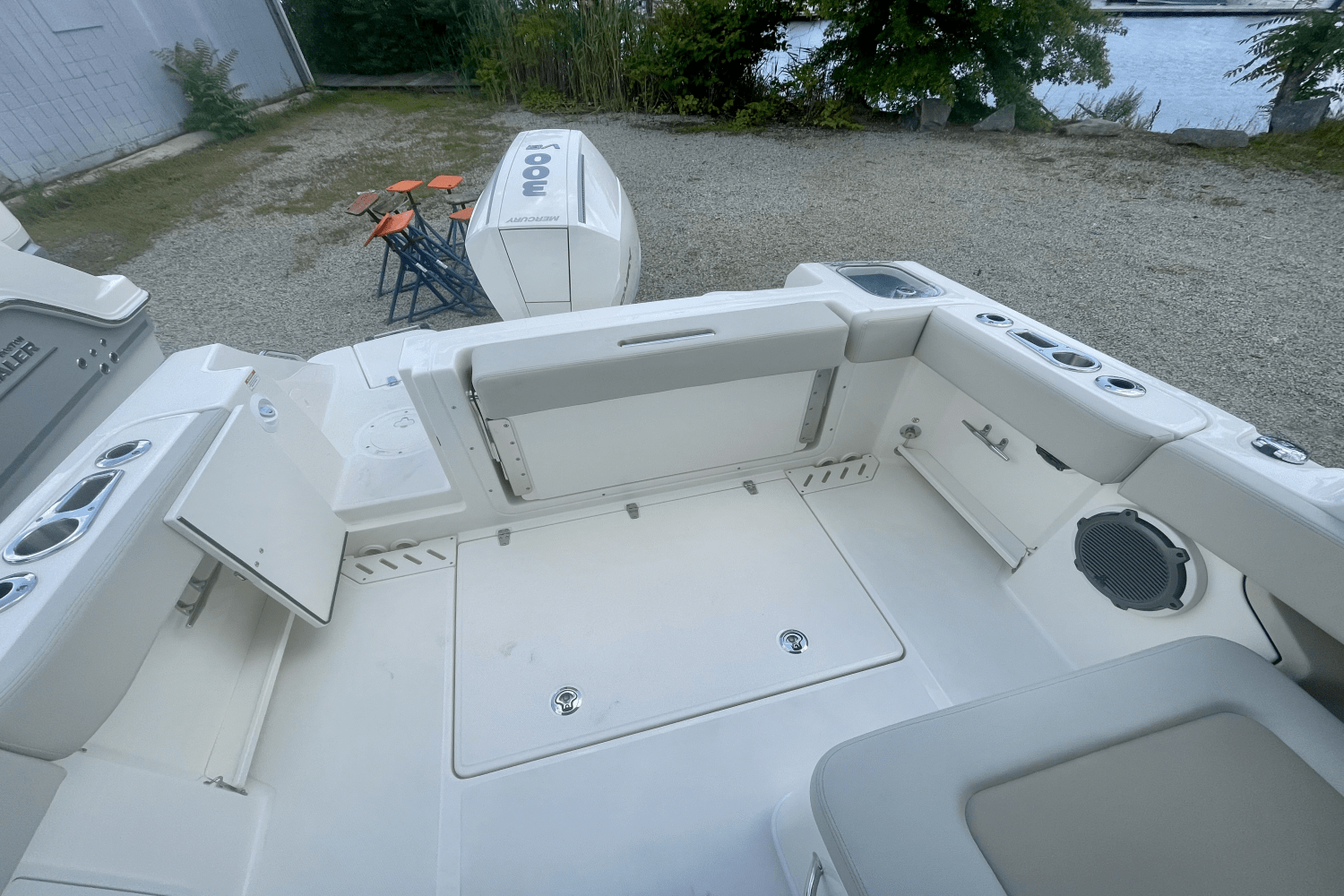 Slide: The Image of Boston Whaler 240 Vantage 2025 - 6