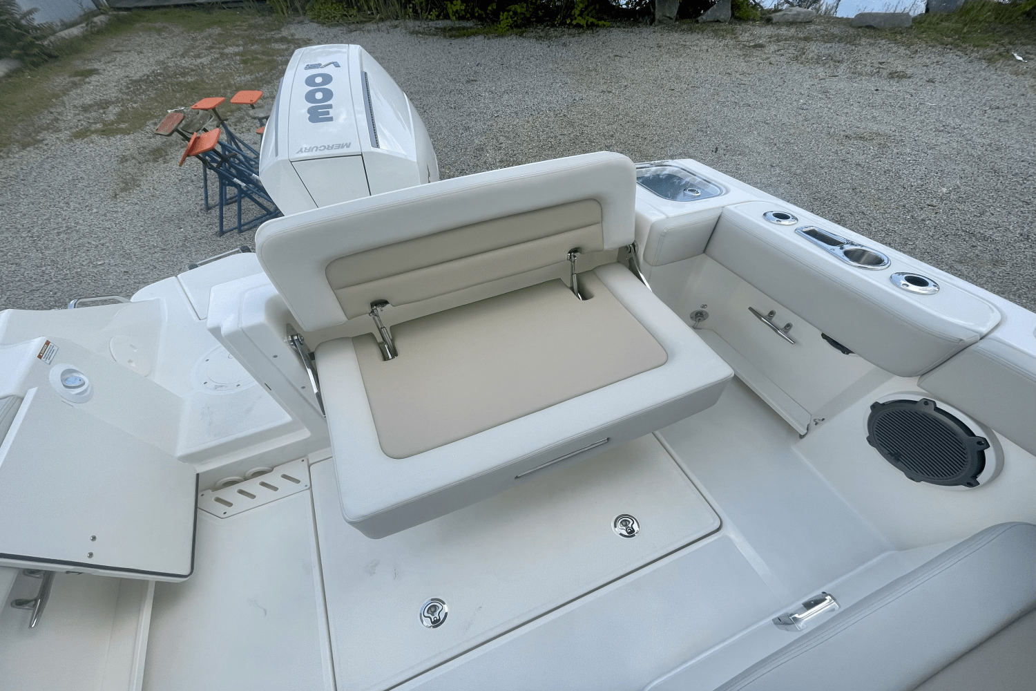 Slide: The Image of Boston Whaler 240 Vantage 2025 - 7