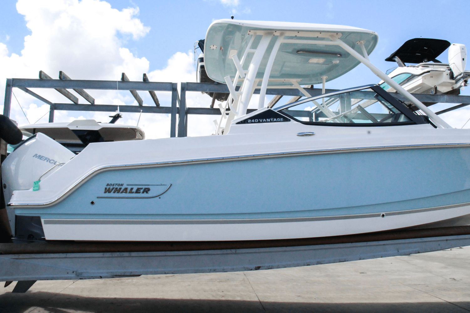 Slide: The Image of Boston Whaler 240 Vantage 2025 - 7