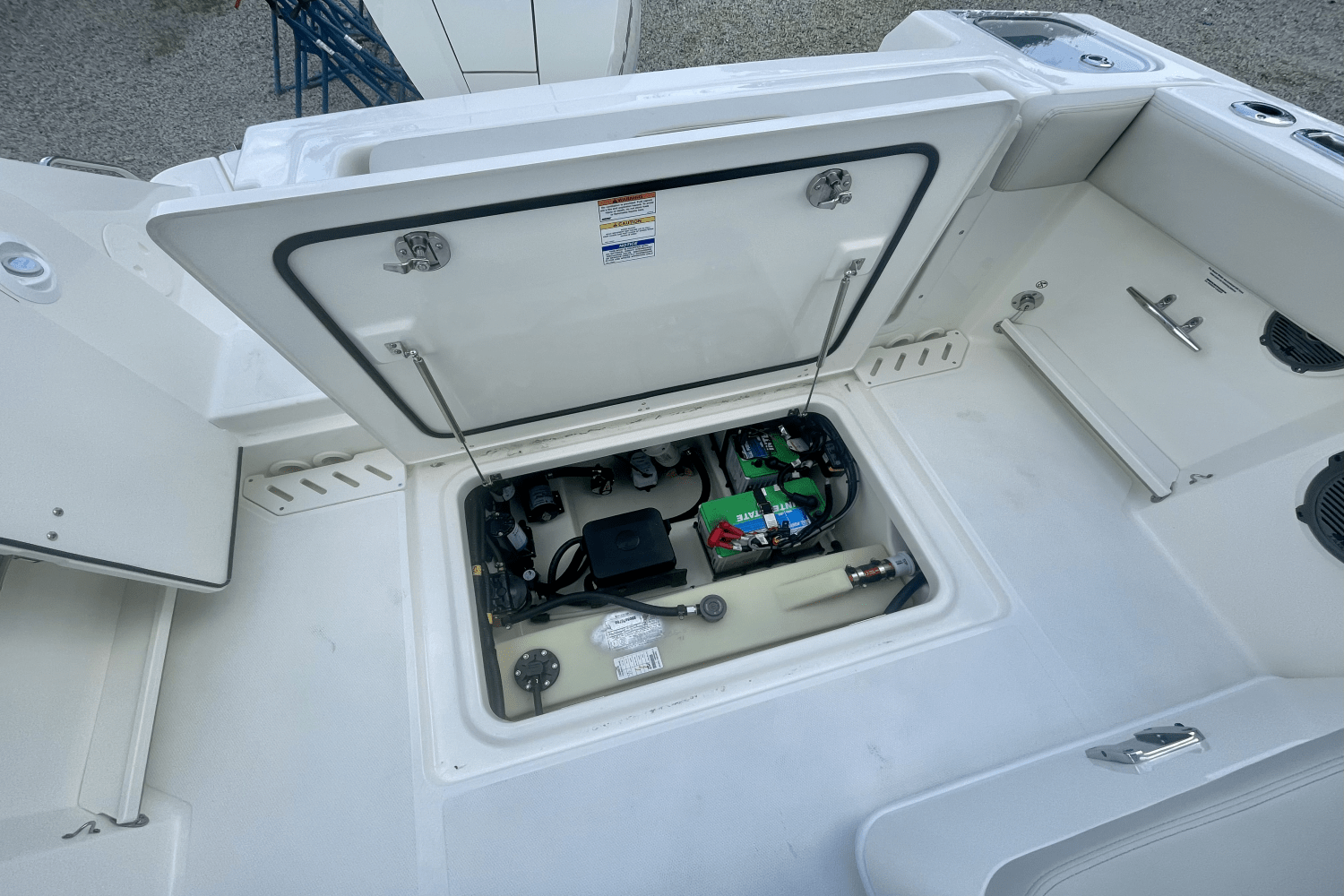 Slide: The Image of Boston Whaler 240 Vantage 2025 - 8