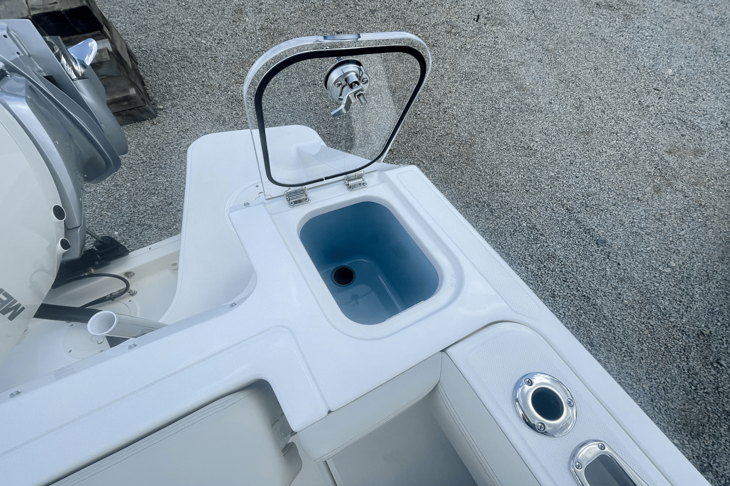Slide: The Image of Boston Whaler 240 Vantage 2025 - 9