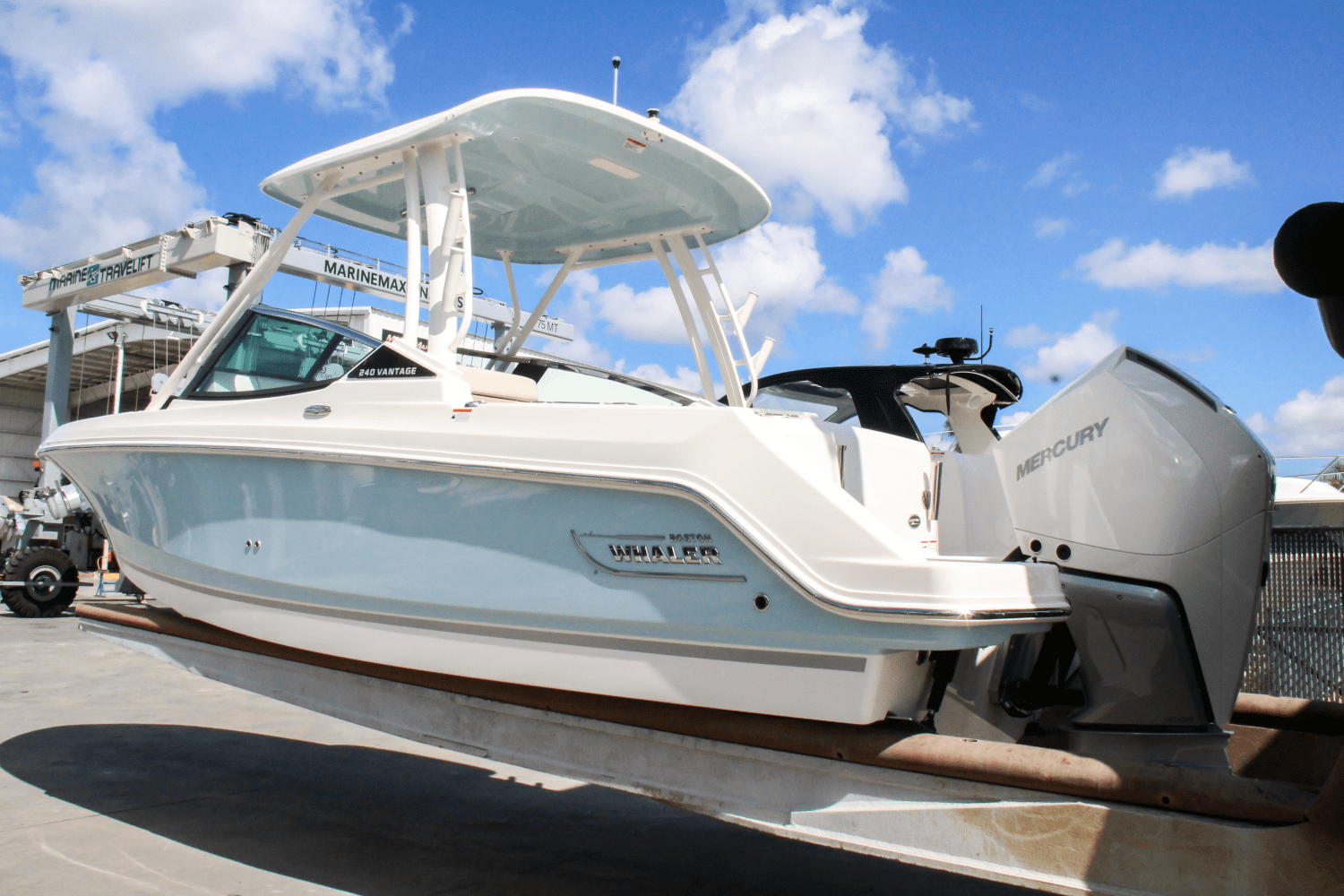 Slide: The Image of Boston Whaler 240 Vantage 2025 - 9