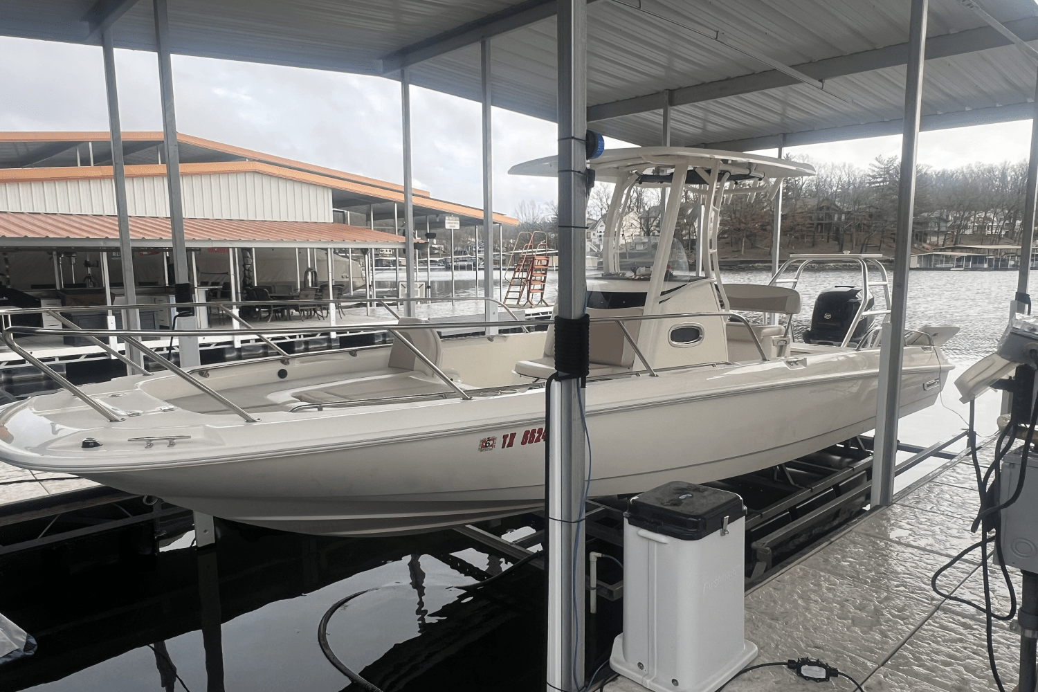 Slide: The Image of Boston Whaler 24 DAUNTLESS 2021 - 0