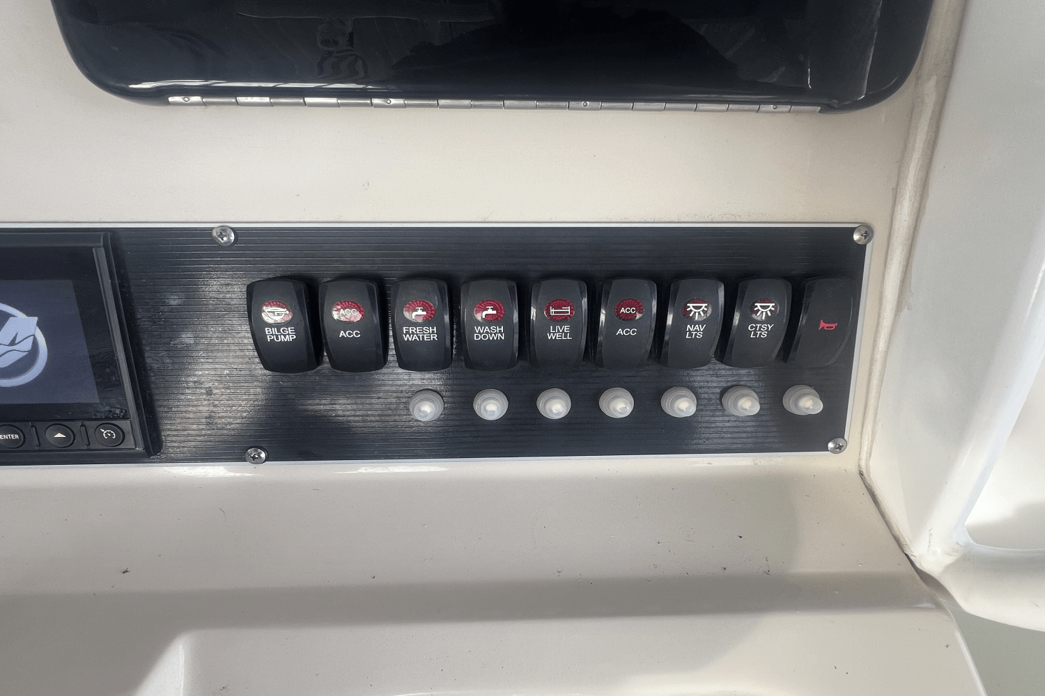 Slide: The Image of Boston Whaler 24 DAUNTLESS 2021 - 10
