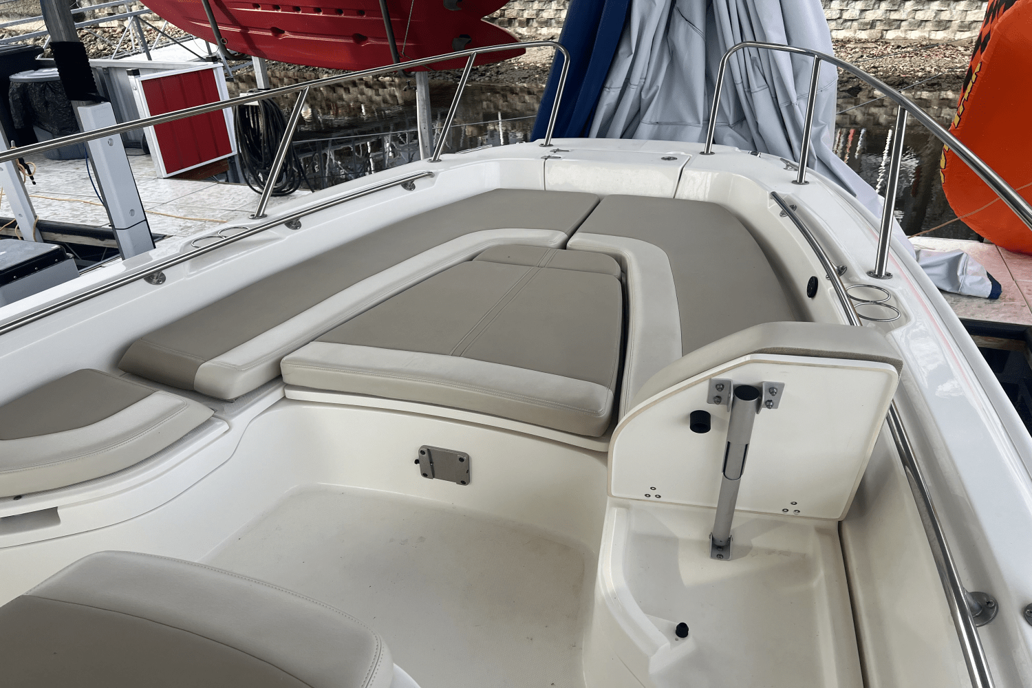 Slide: The Image of Boston Whaler 24 DAUNTLESS 2021 - 12