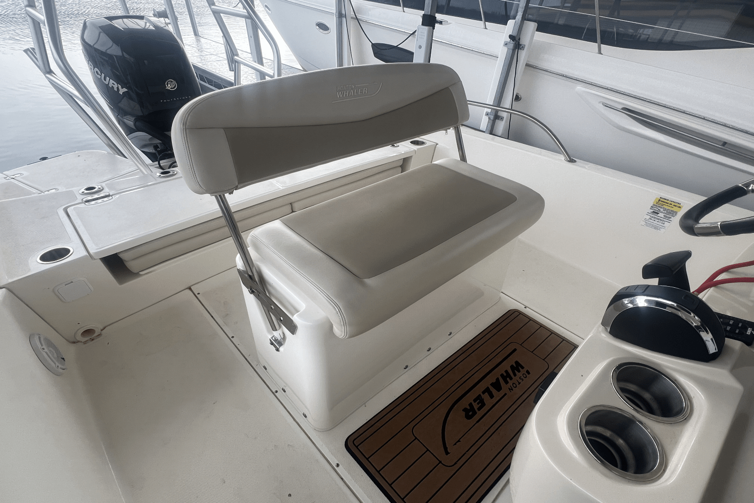 Slide: The Image of Boston Whaler 24 DAUNTLESS 2021 - 14