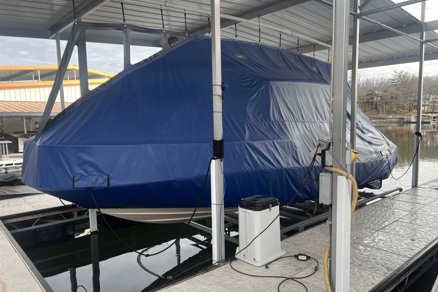 Slide: The Image of Boston Whaler 24 DAUNTLESS 2021 - 23