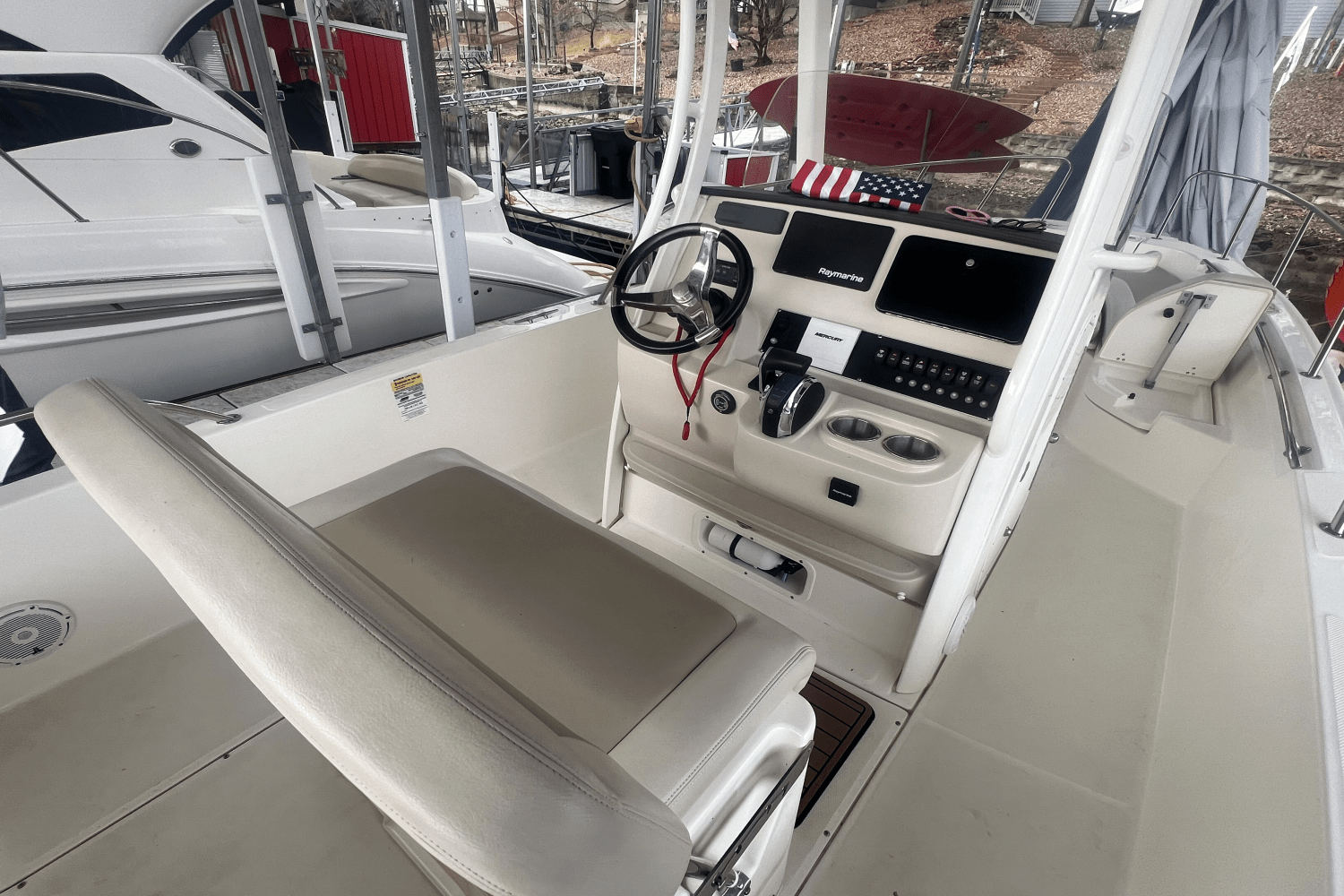 Slide: The Image of Boston Whaler 24 DAUNTLESS 2021 - 5