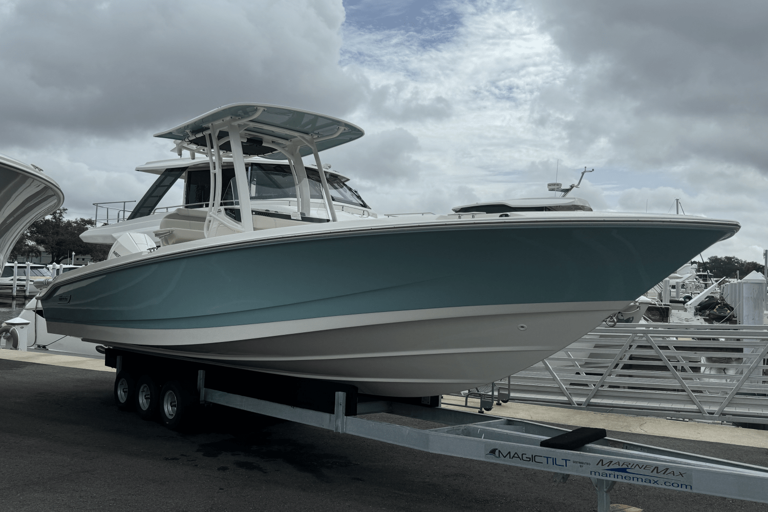 Slide: The Image of Boston Whaler 250 Dauntless 2025 - 0