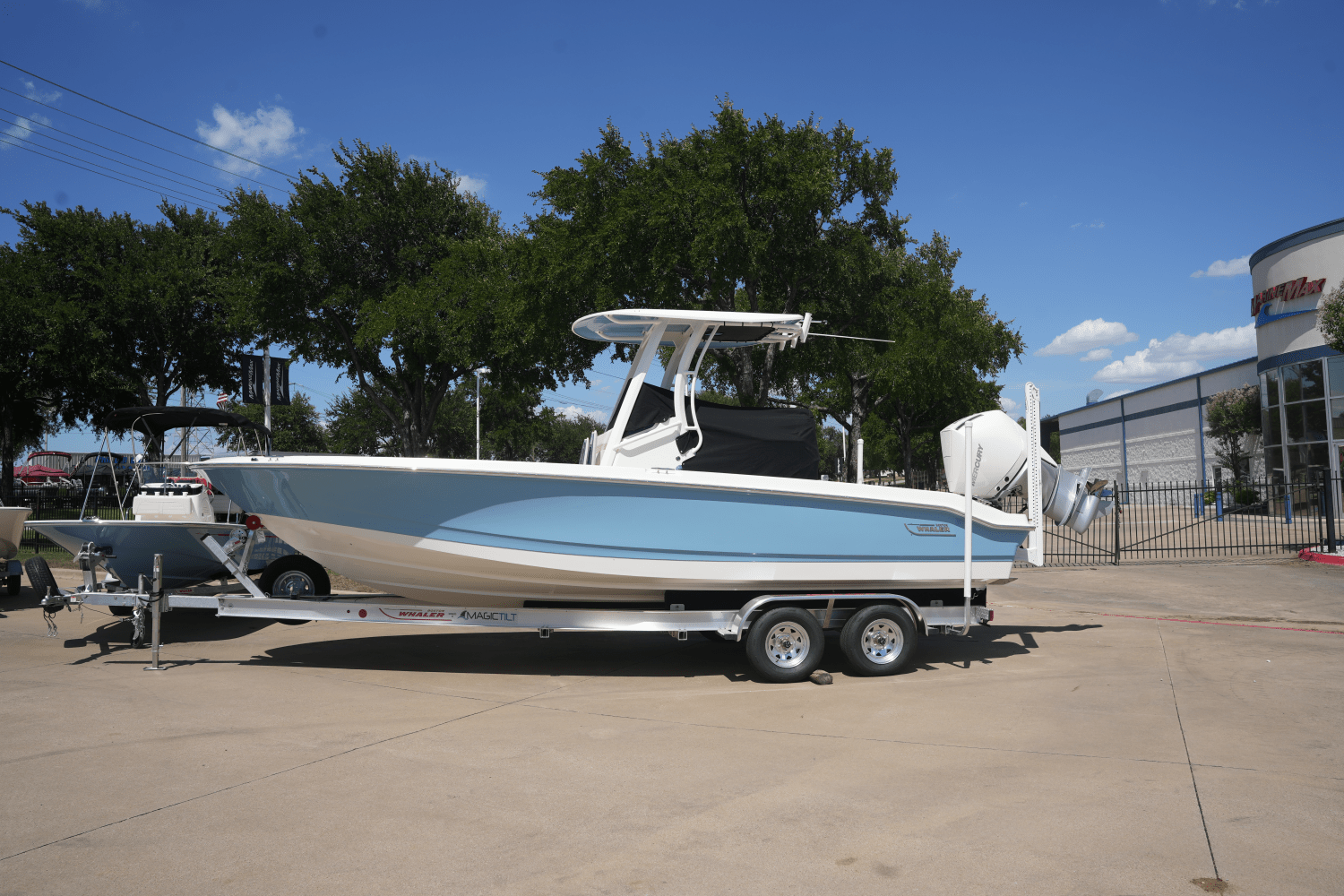 Slide: The Image of Boston Whaler 250 Dauntless 2025 - 0