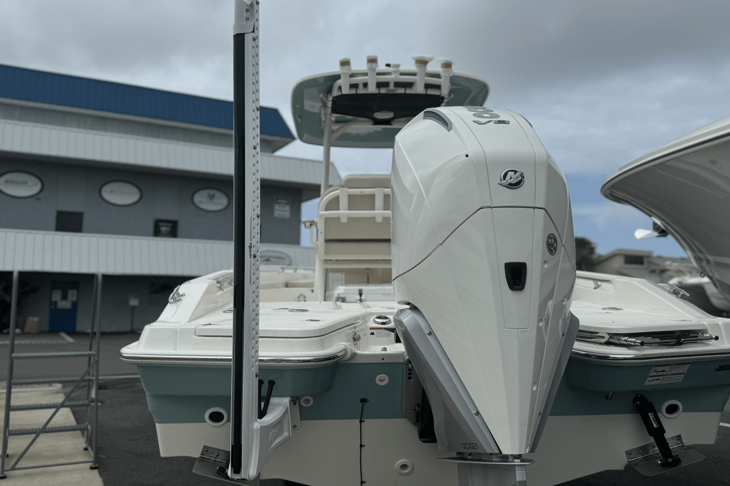 Slide: The Image of Boston Whaler 250 Dauntless 2025 - 1