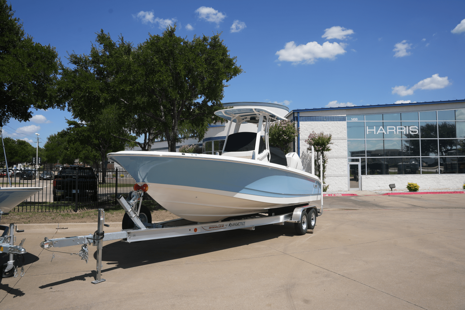 Slide: The Image of Boston Whaler 250 Dauntless 2025 - 1