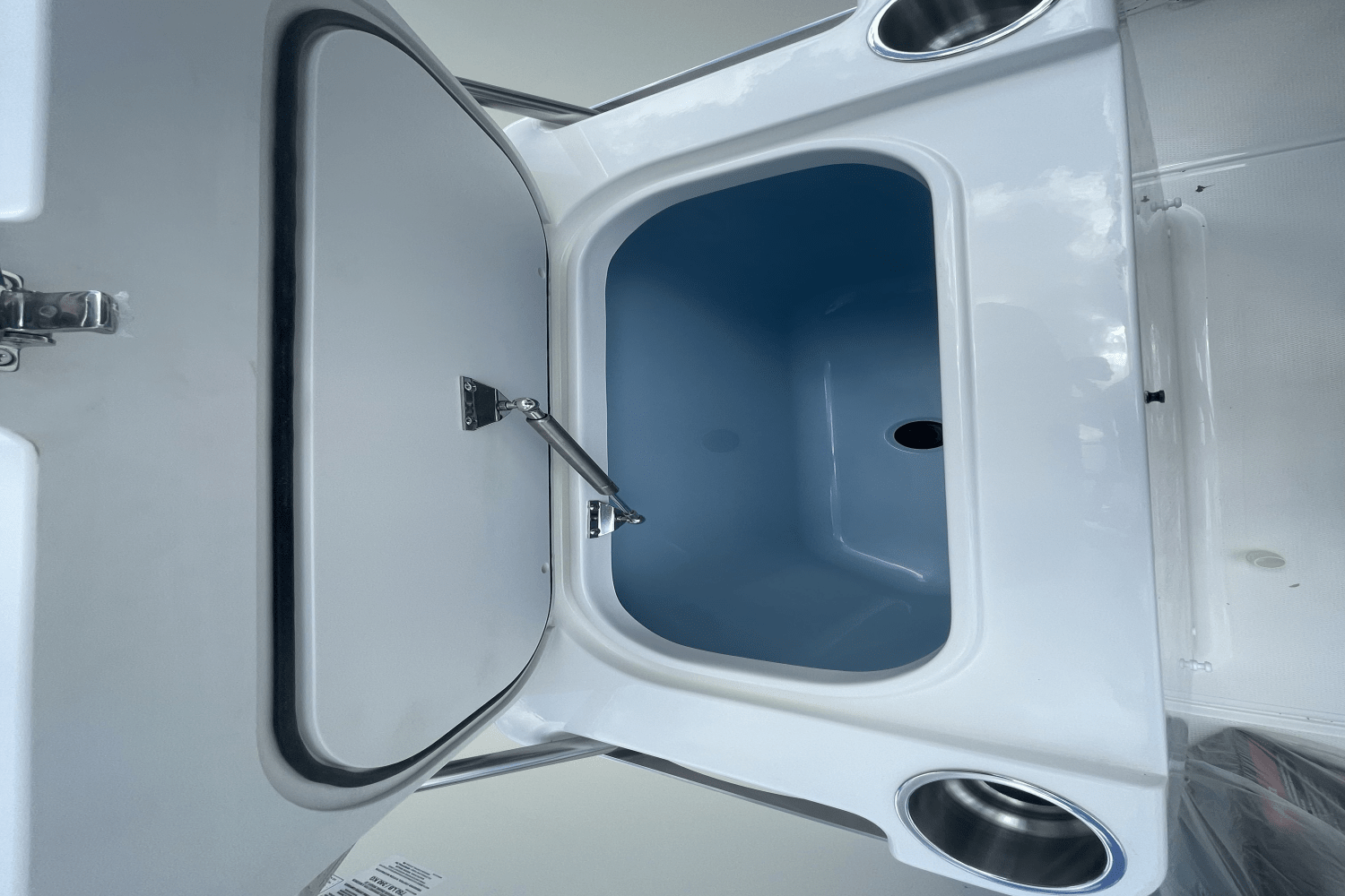 Slide: The Image of Boston Whaler 250 Dauntless 2025 - 10