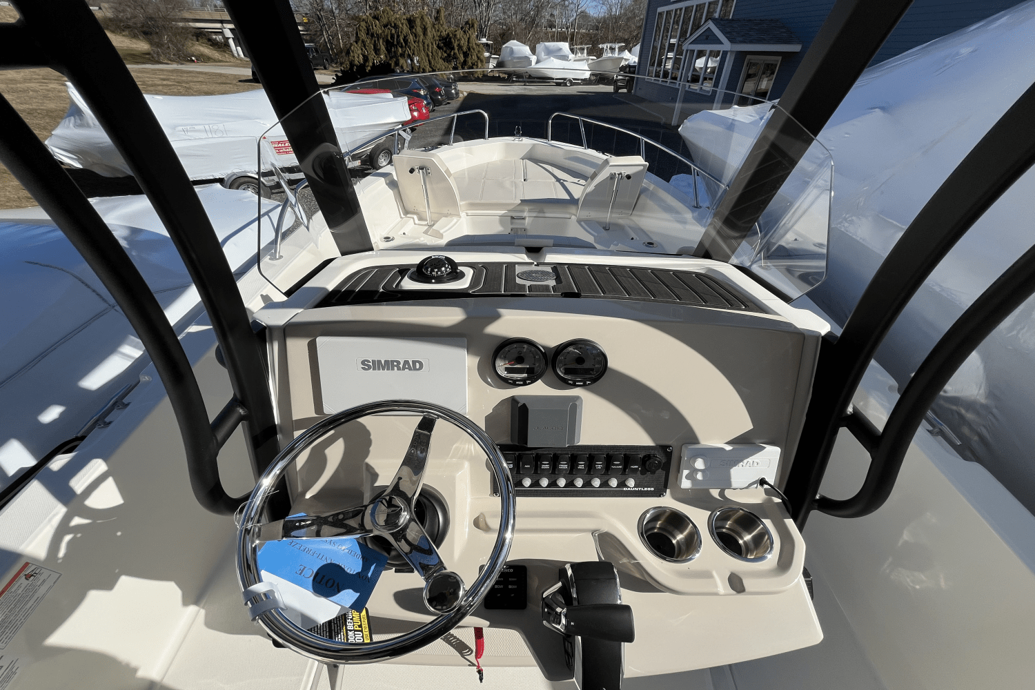 Slide: The Image of Boston Whaler 250 Dauntless 2025 - 10