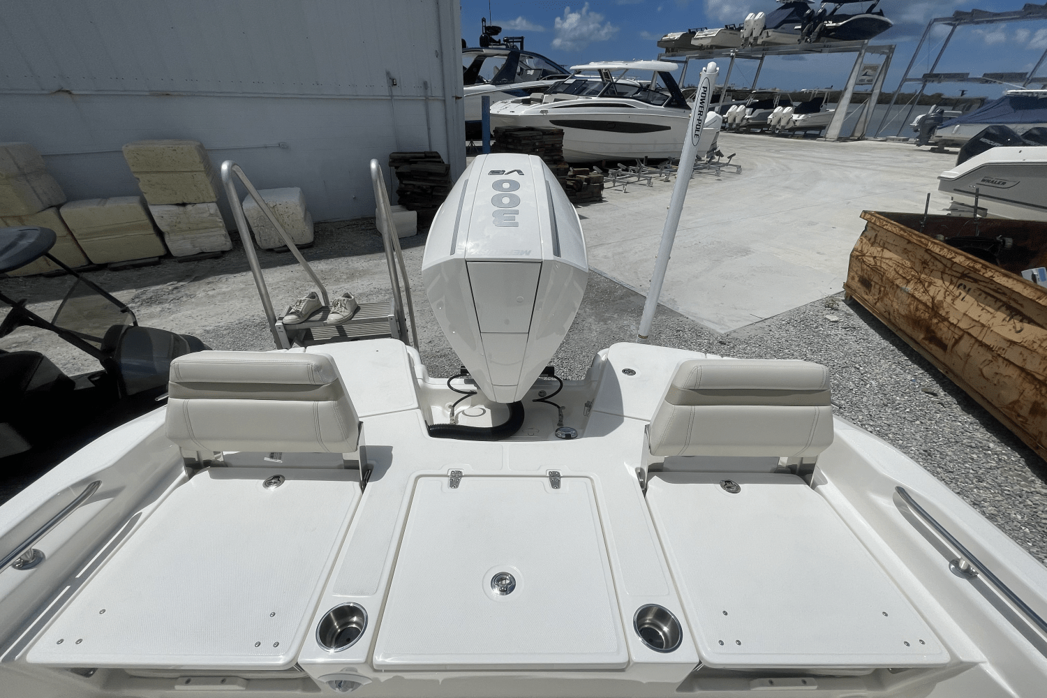 Slide: The Image of Boston Whaler 250 Dauntless 2025 - 11