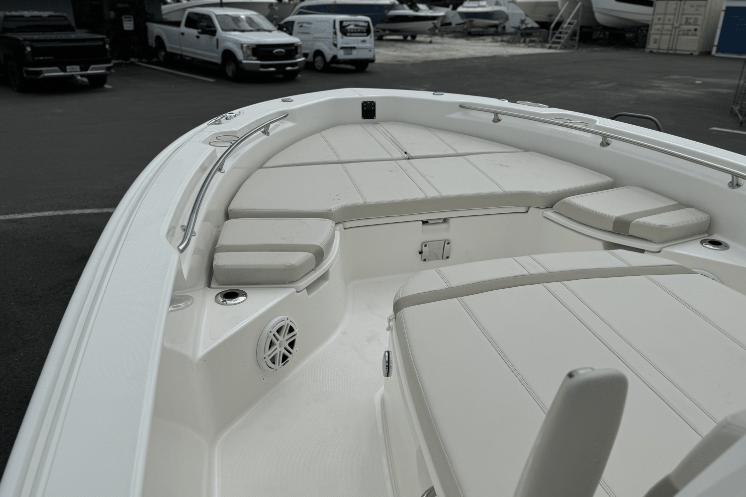 Slide: The Image of Boston Whaler 250 Dauntless 2025 - 11