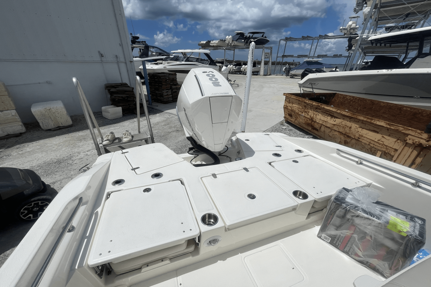 Slide: The Image of Boston Whaler 250 Dauntless 2025 - 12