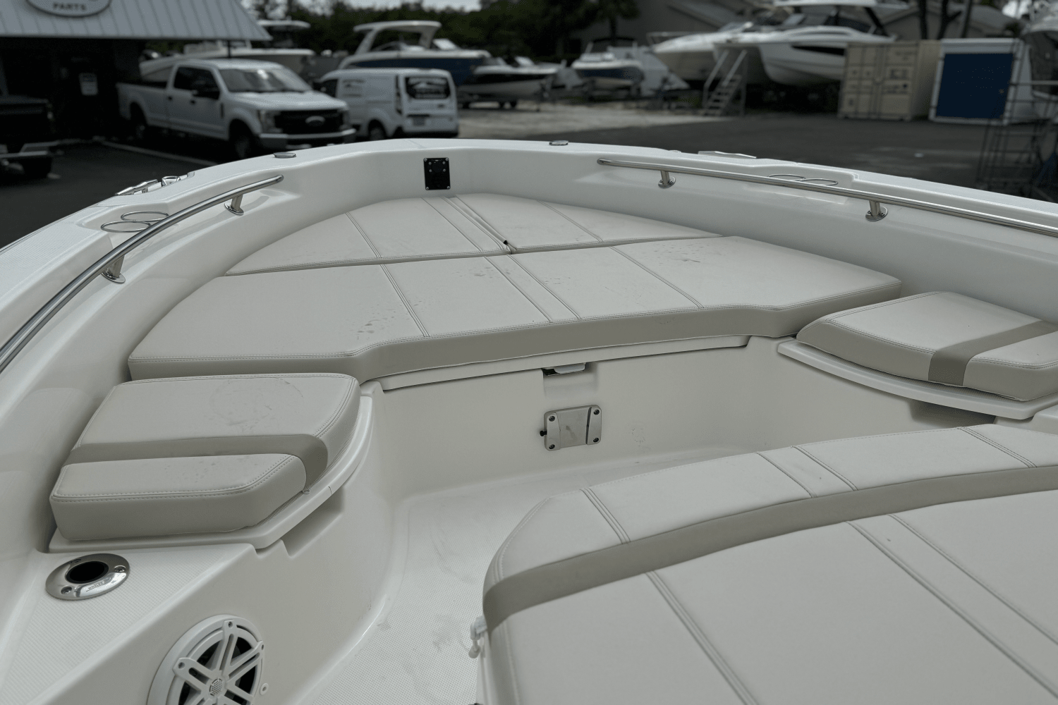 Slide: The Image of Boston Whaler 250 Dauntless 2025 - 12