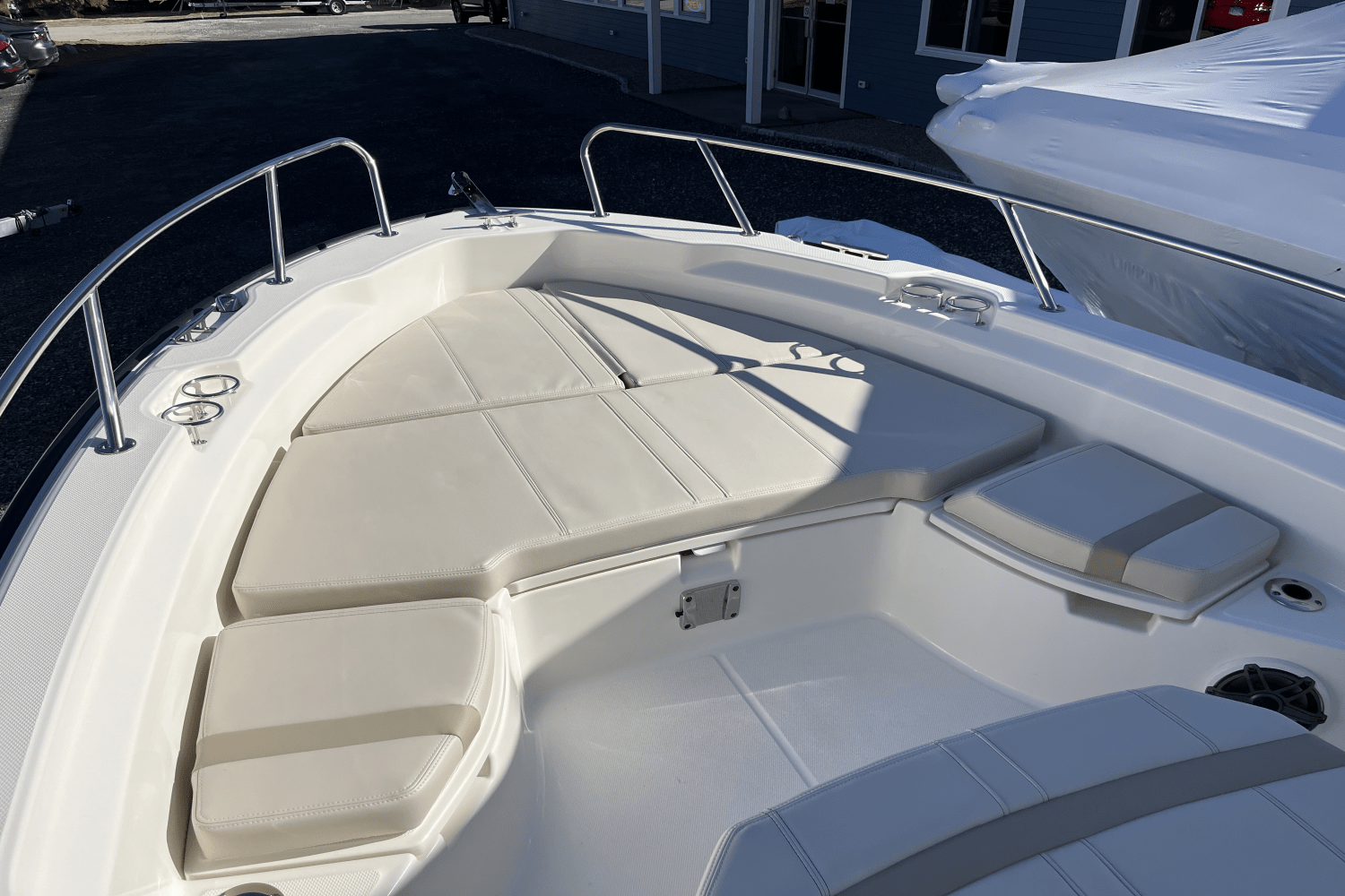 Slide: The Image of Boston Whaler 250 Dauntless 2025 - 13