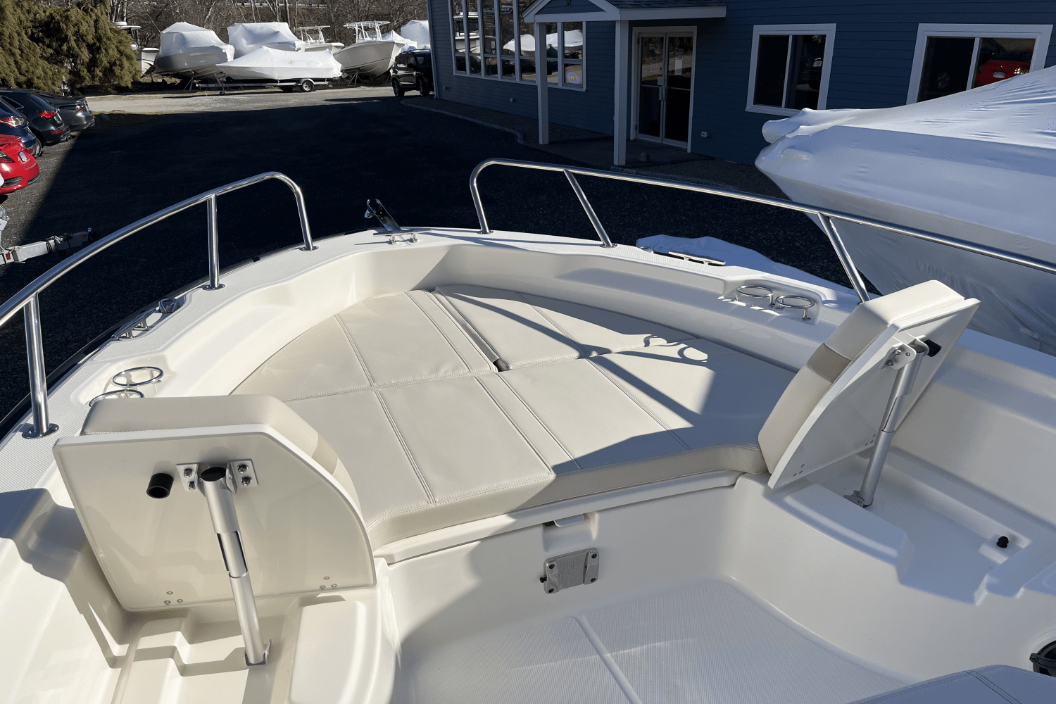 Slide: The Image of Boston Whaler 250 Dauntless 2025 - 14