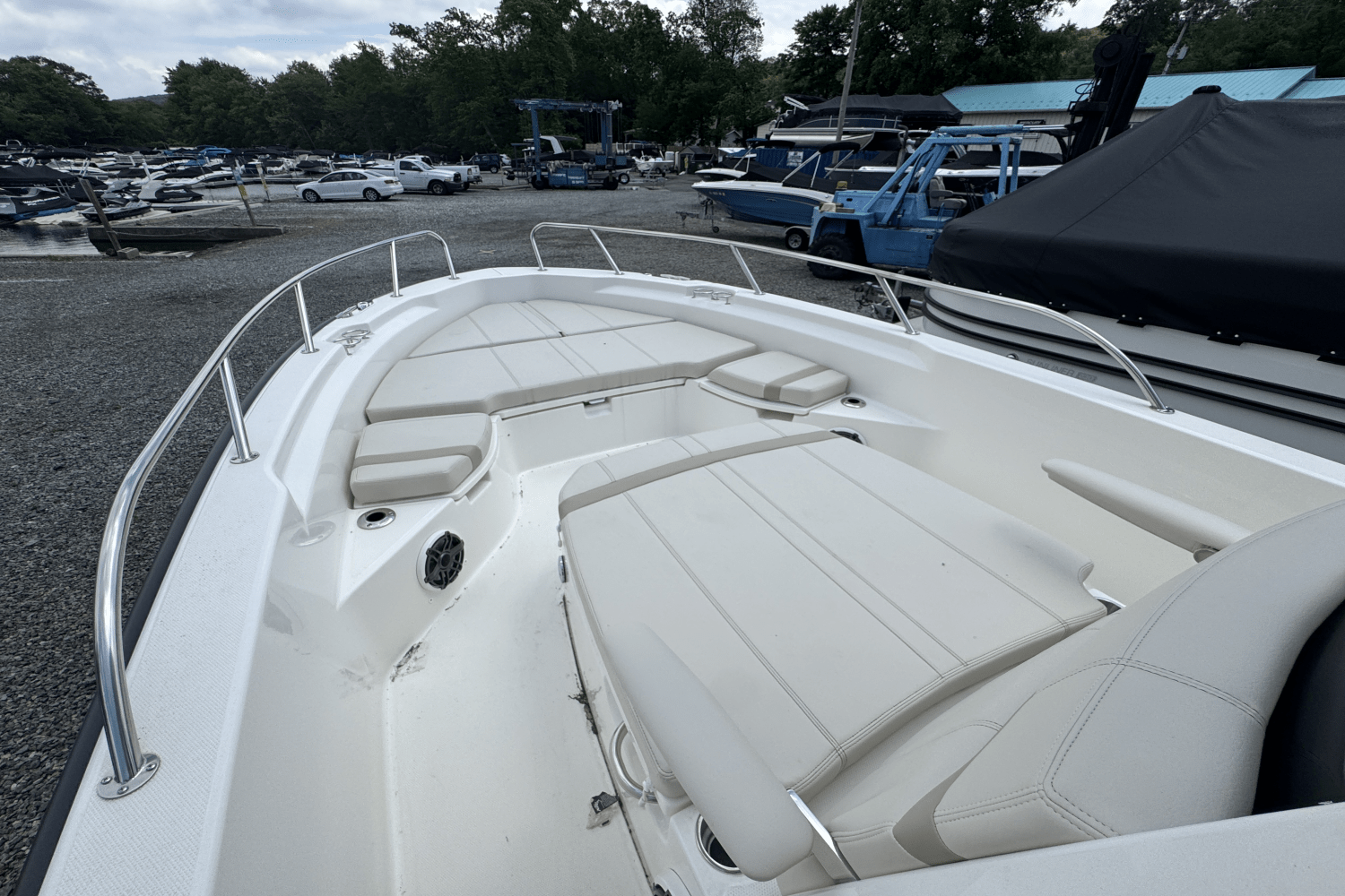 Slide: The Image of Boston Whaler 250 Dauntless 2025 - 15