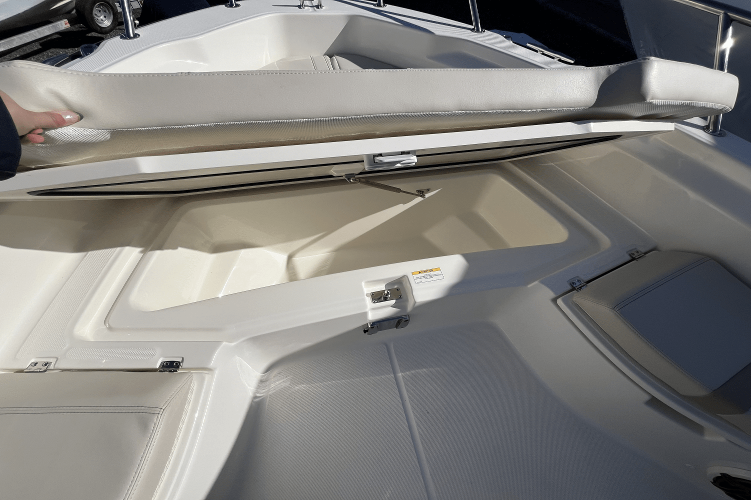 Slide: The Image of Boston Whaler 250 Dauntless 2025 - 15