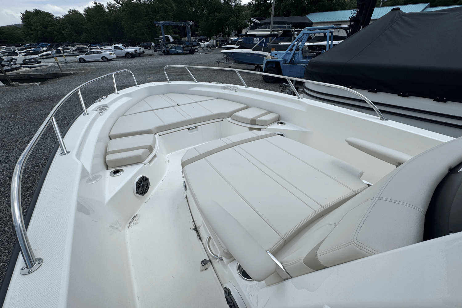 Slide: The Image of Boston Whaler 250 Dauntless 2025 - 16