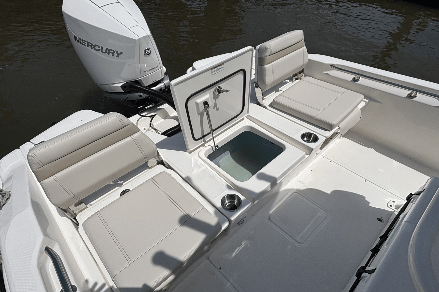 Slide: The Image of Boston Whaler 250 Dauntless 2025 - 17
