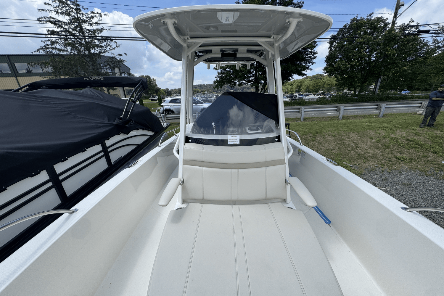 Slide: The Image of Boston Whaler 250 Dauntless 2025 - 18