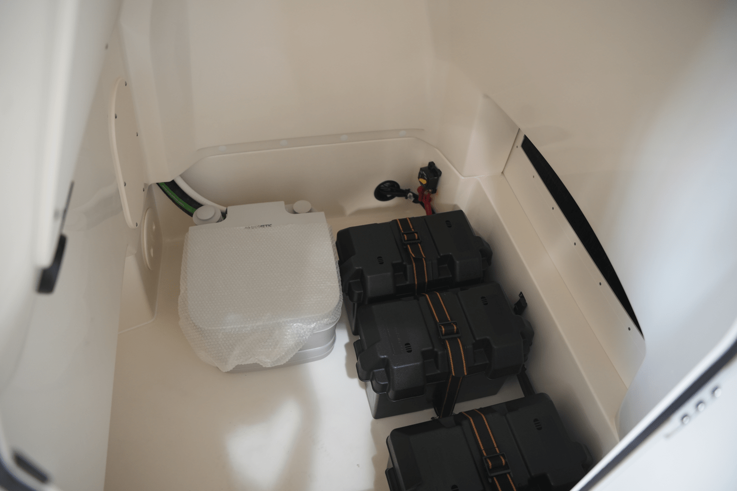 Slide: The Image of Boston Whaler 250 Dauntless 2025 - 18