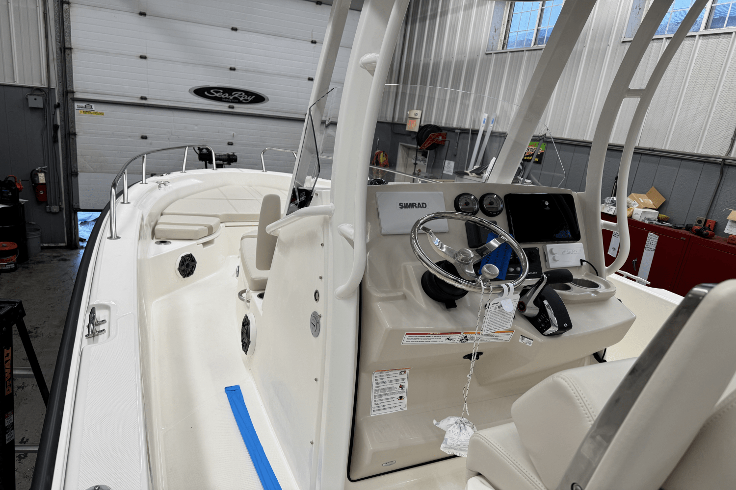 Slide: The Image of Boston Whaler 250 Dauntless 2025 - 19