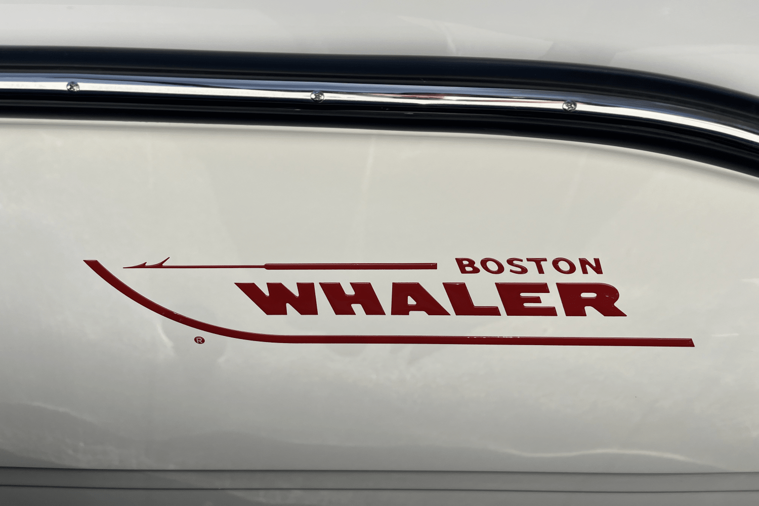 Slide: The Image of Boston Whaler 250 Dauntless 2025 - 19