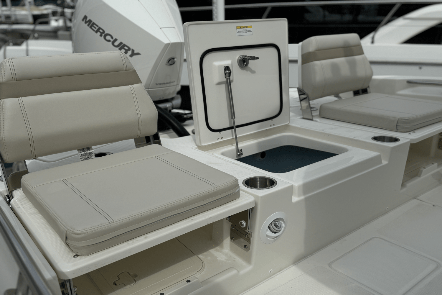 Slide: The Image of Boston Whaler 250 Dauntless 2025 - 2