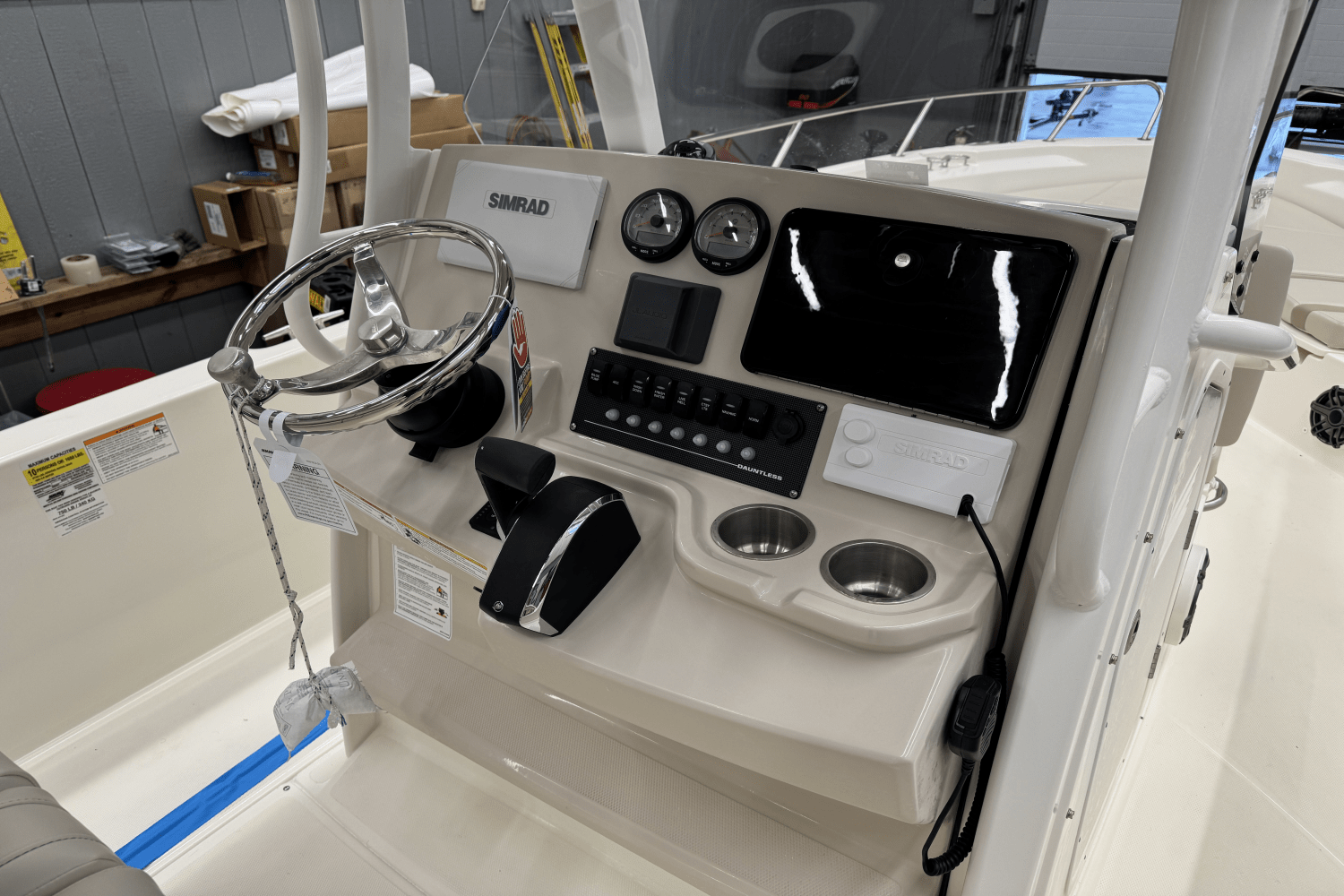 Slide: The Image of Boston Whaler 250 Dauntless 2025 - 20