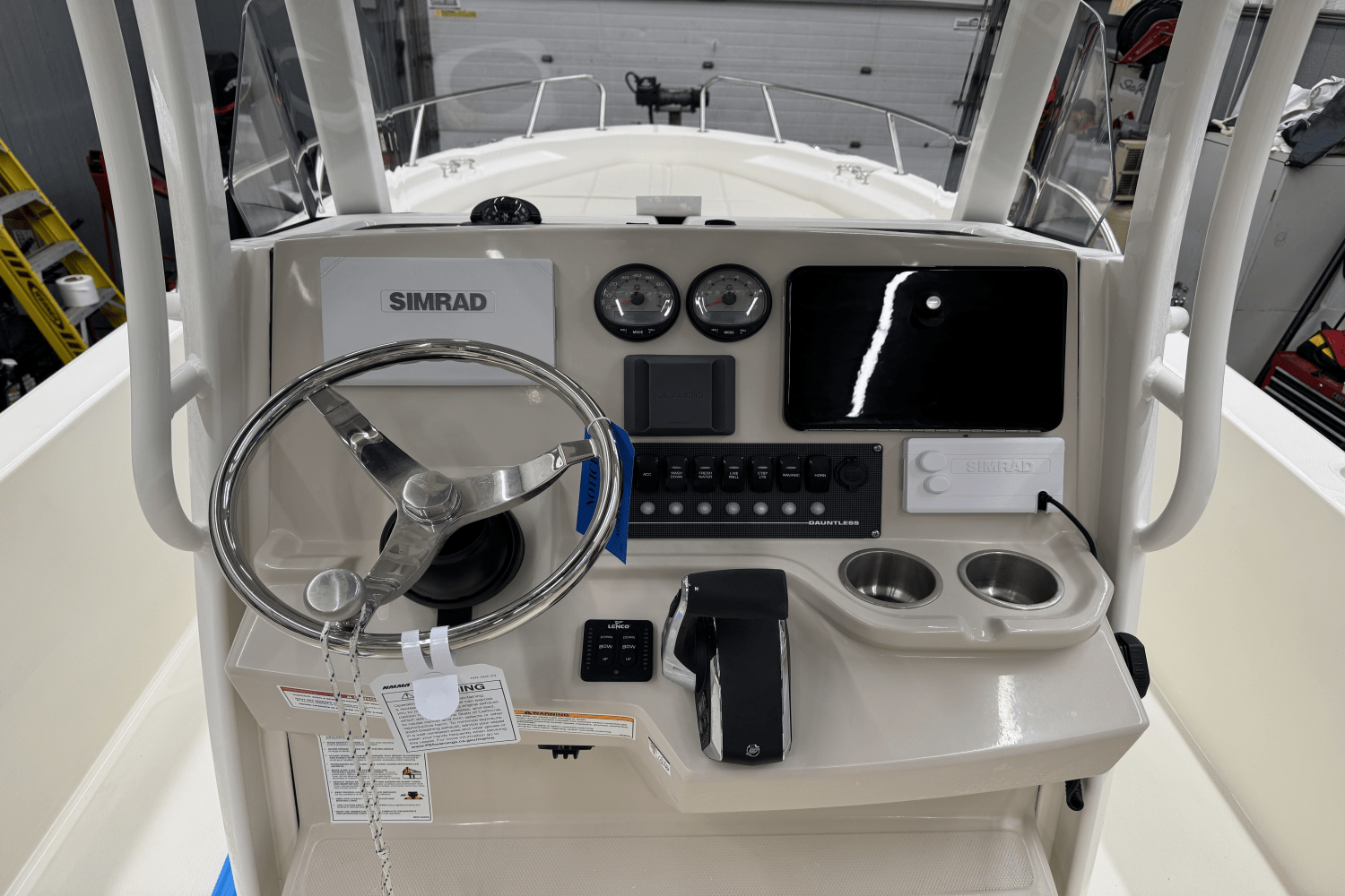 Slide: The Image of Boston Whaler 250 Dauntless 2025 - 21