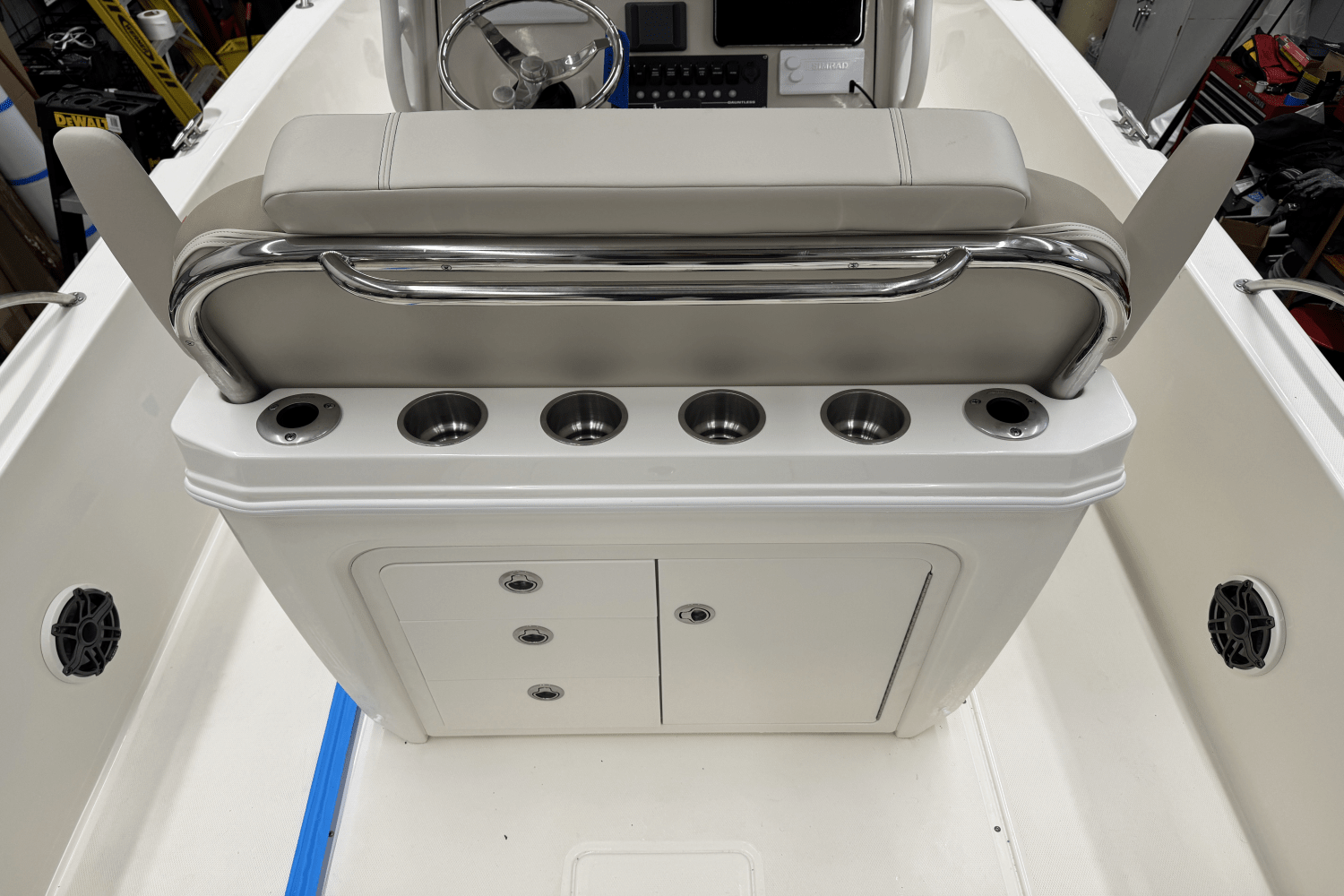 Slide: The Image of Boston Whaler 250 Dauntless 2025 - 25