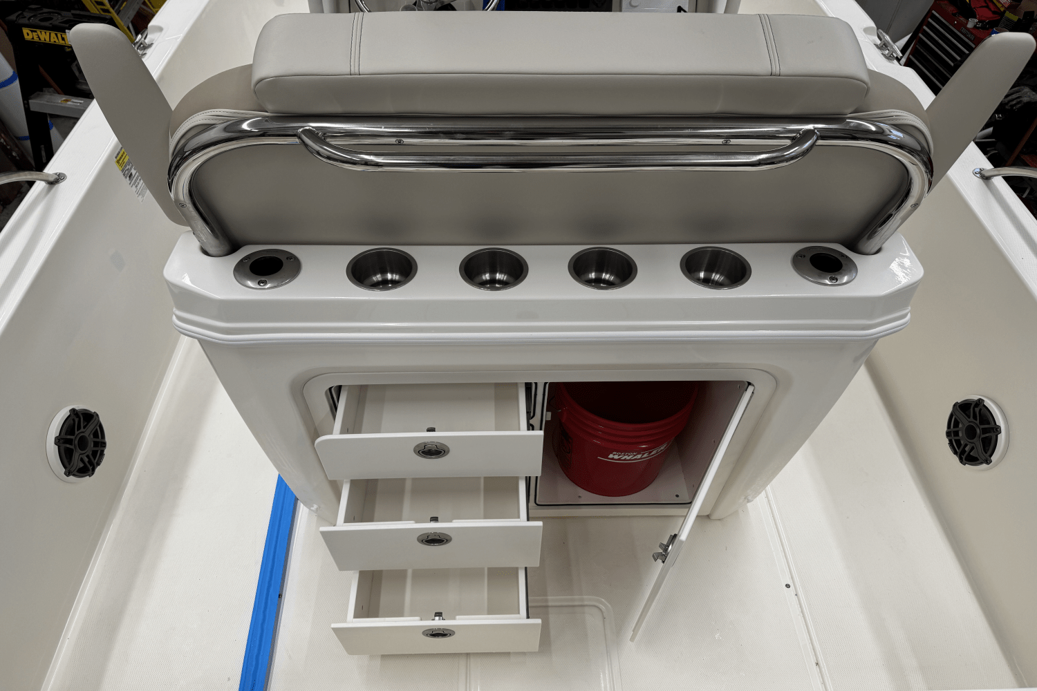 Slide: The Image of Boston Whaler 250 Dauntless 2025 - 26