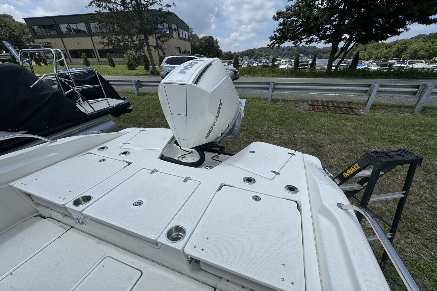 Slide: The Image of Boston Whaler 250 Dauntless 2025 - 29