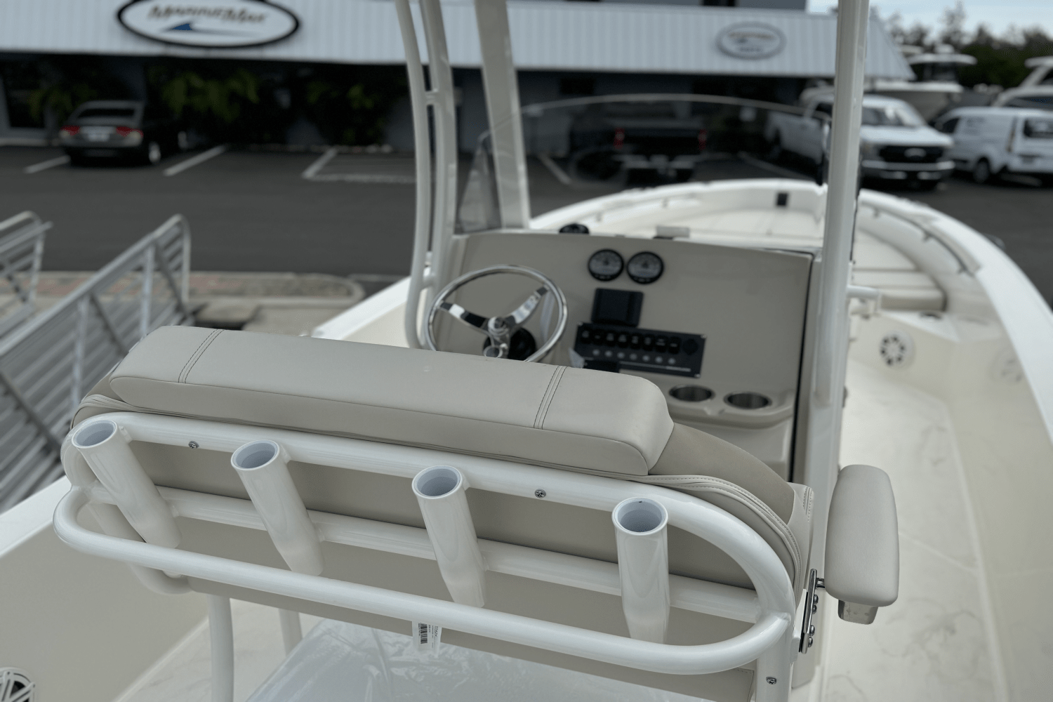 Slide: The Image of Boston Whaler 250 Dauntless 2025 - 3