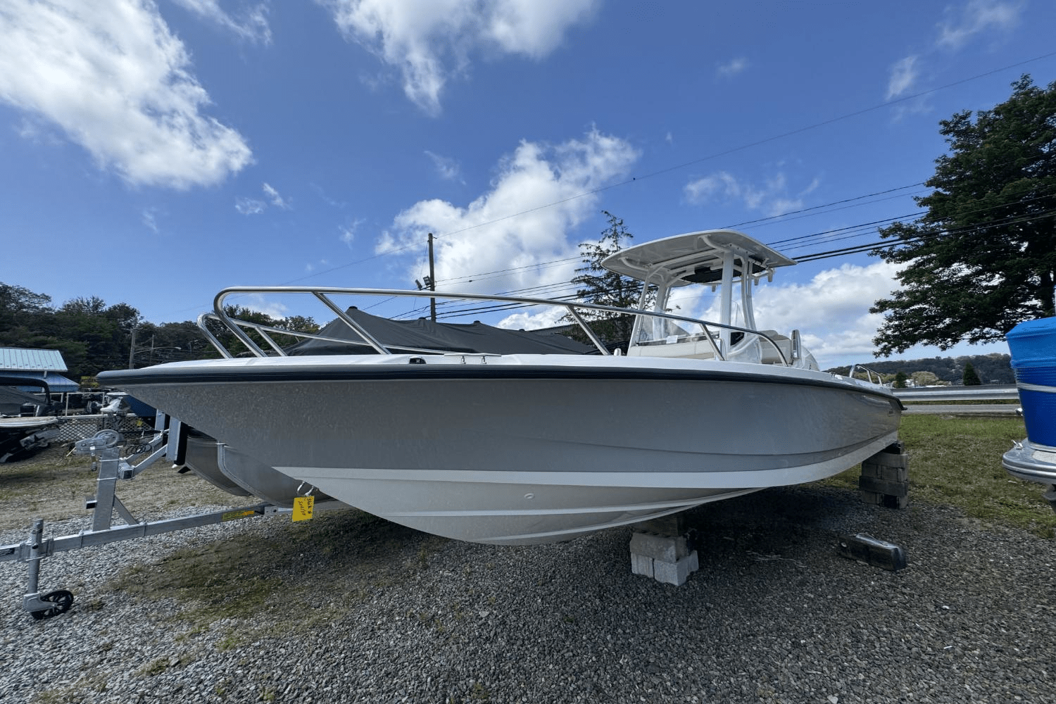 Slide: The Image of Boston Whaler 250 Dauntless 2025 - 3