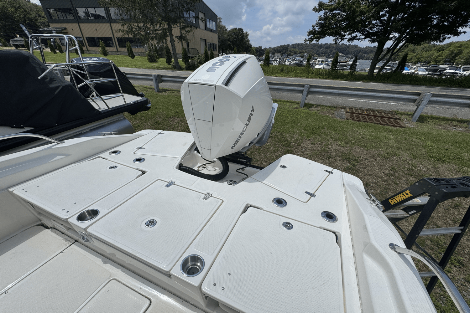 Slide: The Image of Boston Whaler 250 Dauntless 2025 - 30