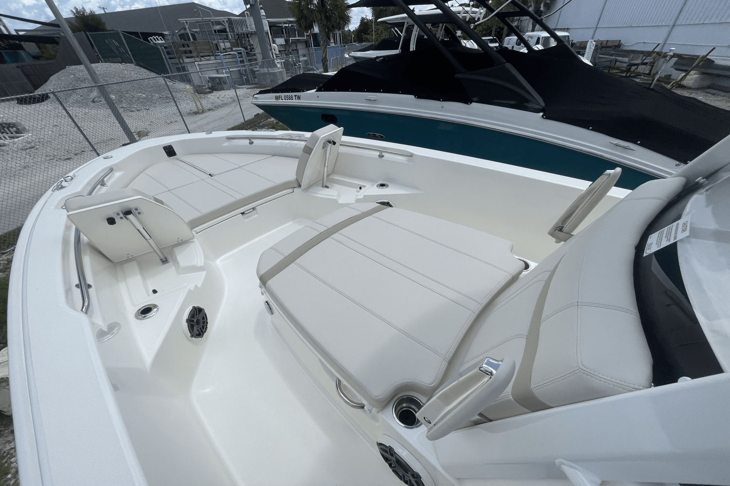 Slide: The Image of Boston Whaler 250 Dauntless 2025 - 4