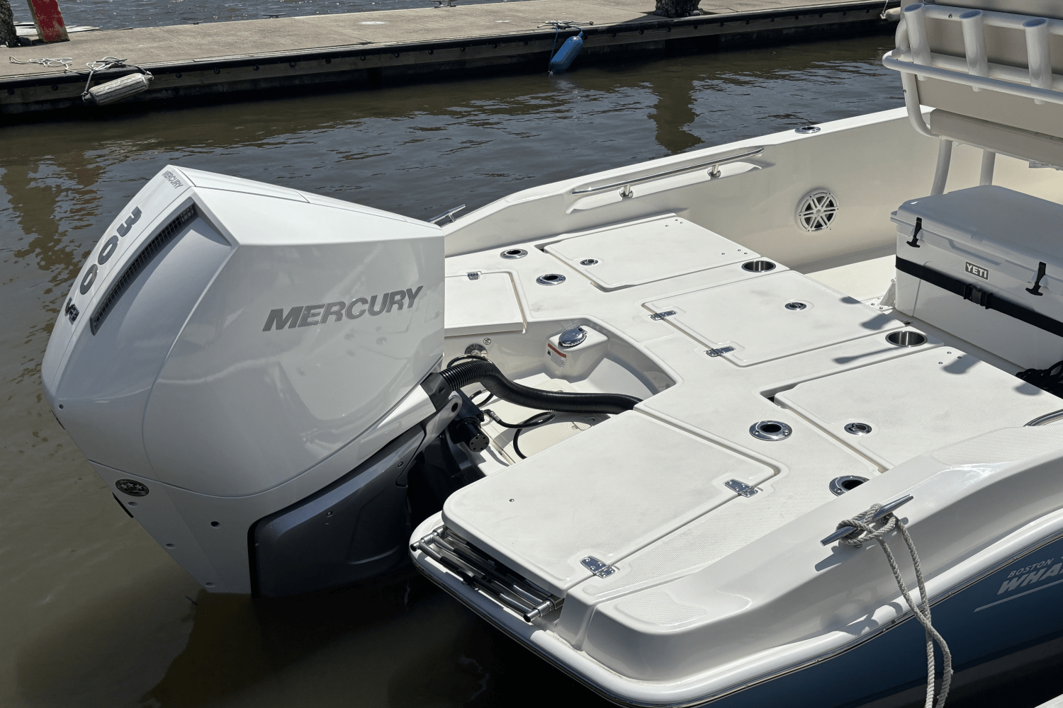 Slide: The Image of Boston Whaler 250 Dauntless 2025 - 4
