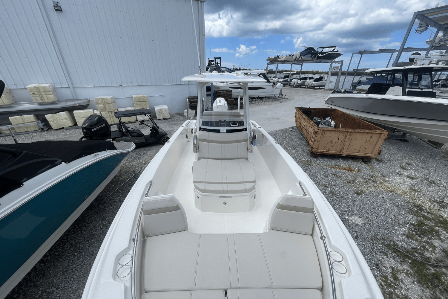 Slide: The Image of Boston Whaler 250 Dauntless 2025 - 5